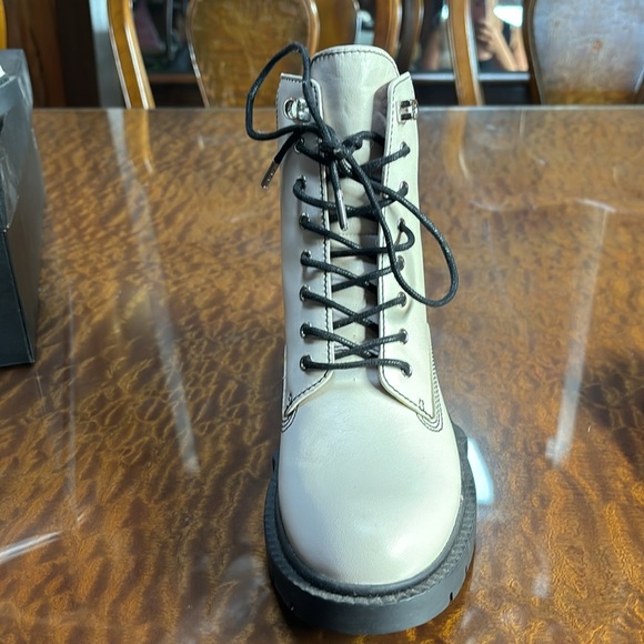 Coach  Lorimer Chalk Leather boots. - Picture 3 of 4